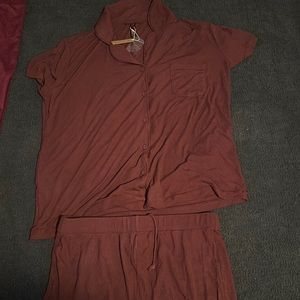 BNWT Skims soft lounge short short sleep set in wine